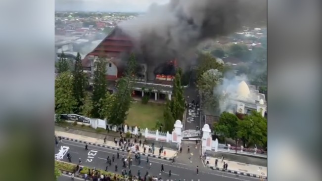 Gedung DPRD NTB dibakar massa pendemo, Sabtu (30/8/2025). [Instagram @jakpus24jam]